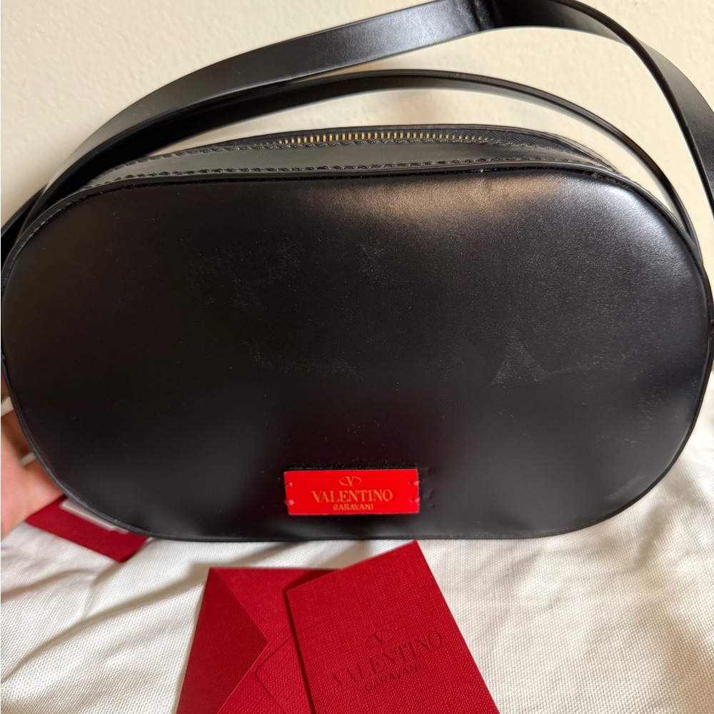 Valentino black v logo oval shape crossbody - Picture 5 of 9